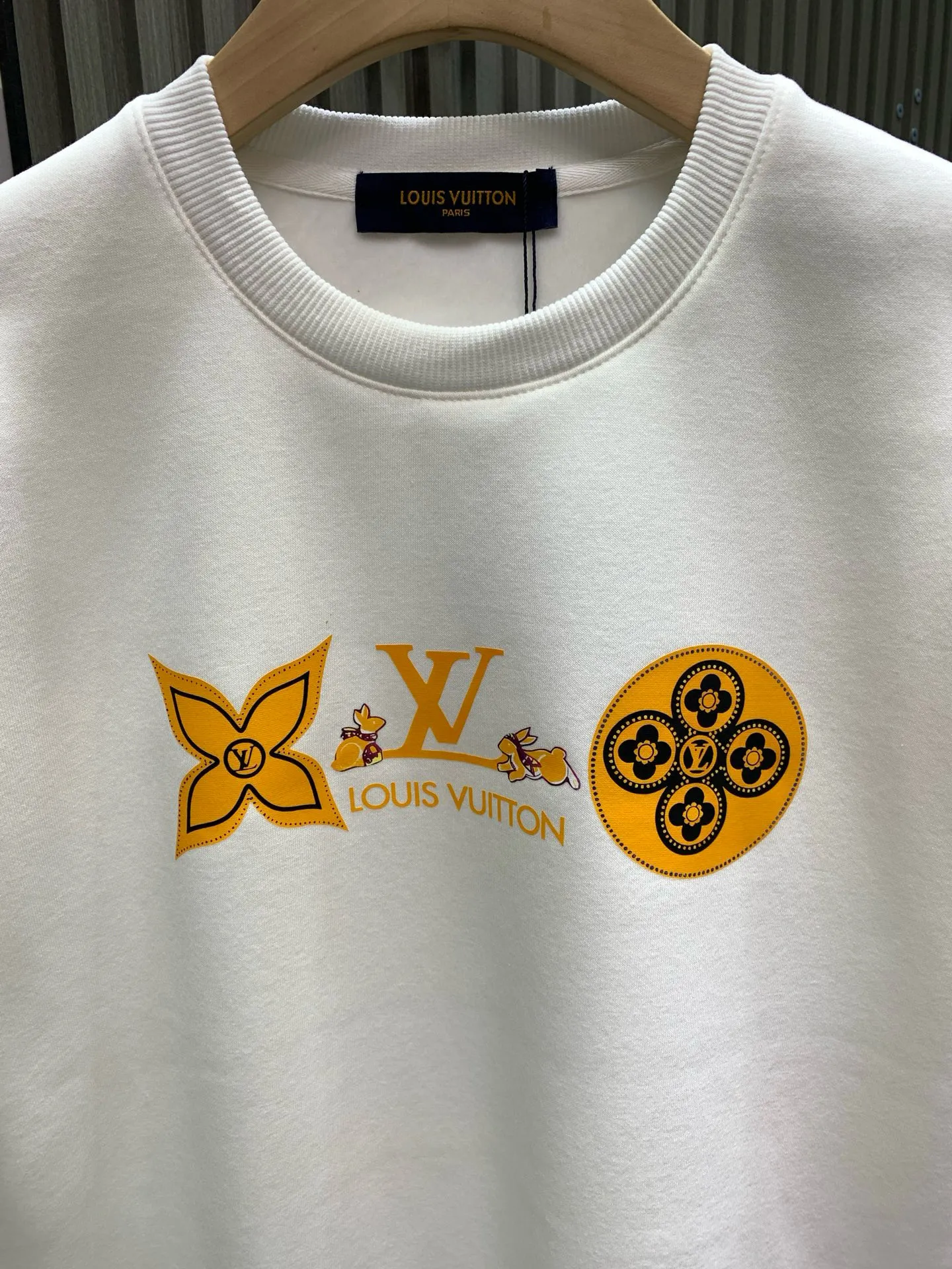 🅿️250 🀄️ Louis Vuitton "LOUIS VUITTON Louis Vuitton" 255SS classic round neck sweatshirt 400 grams pure cotton ➕ silver fox velvet Customized fabric 400 grams large terry high weight 100% pure cotton Double needle stitching cross-stitching technology Matching the same cylinder 1x1 tight high weight thread Threads have width Same style for men and women Official website details are consistent Three standards are complete Differentiate between market currencies and feel free to compare OS versions. Can be worn up to 220 pounds without any pressure. The upper body is comfortable and stylish.